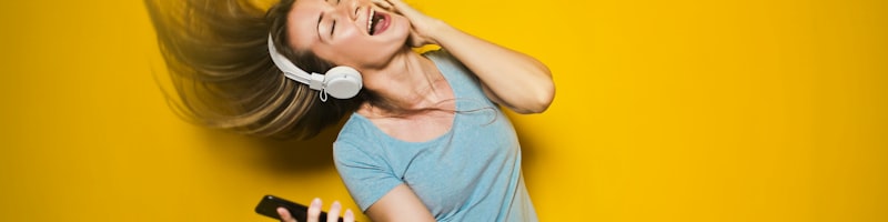 UED玩家部落球迷社区，展示用户在线互动交流的热闹场景